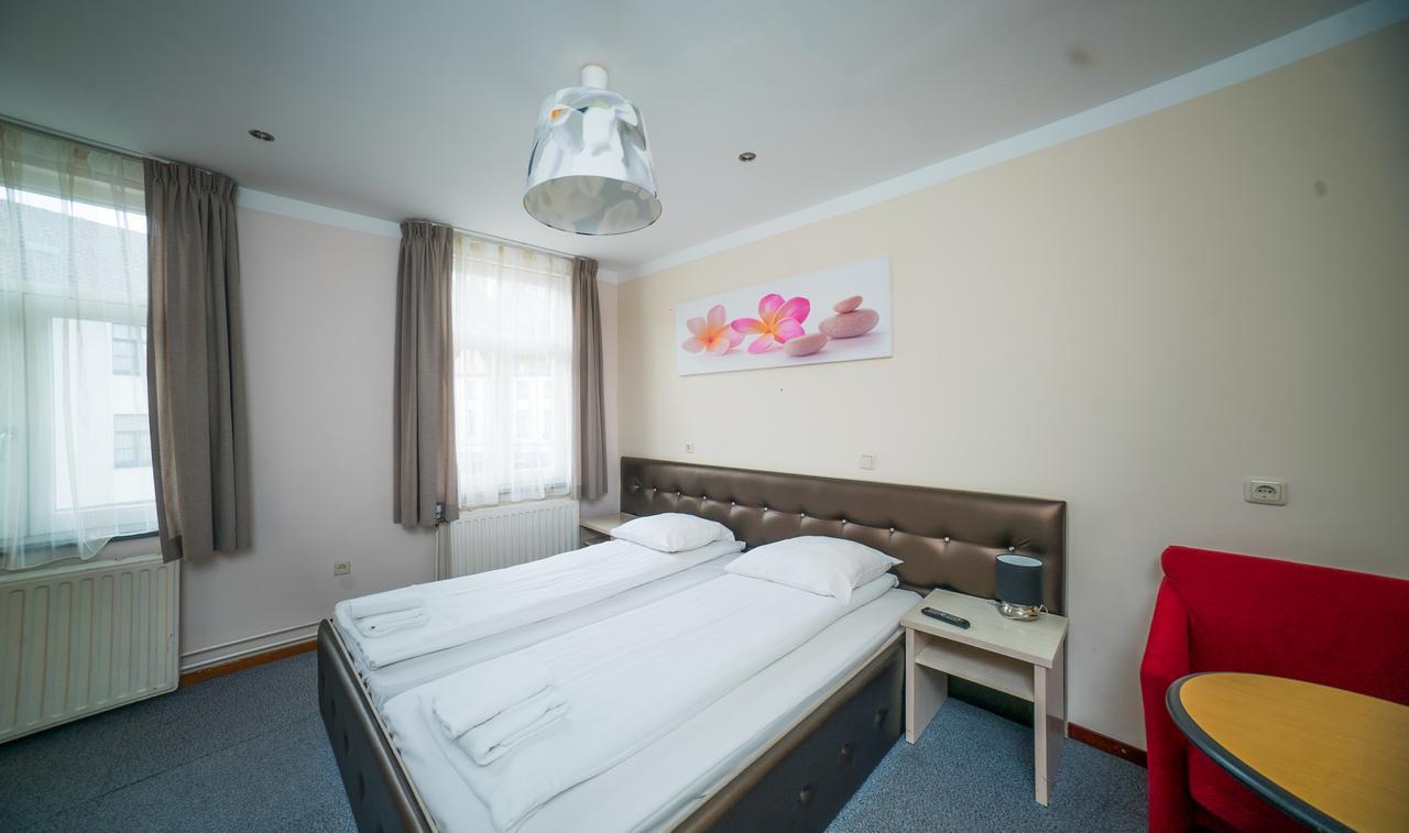 Hotel Restaurant La Piazza Valkenburg aan de Geul Ngoại thất bức ảnh