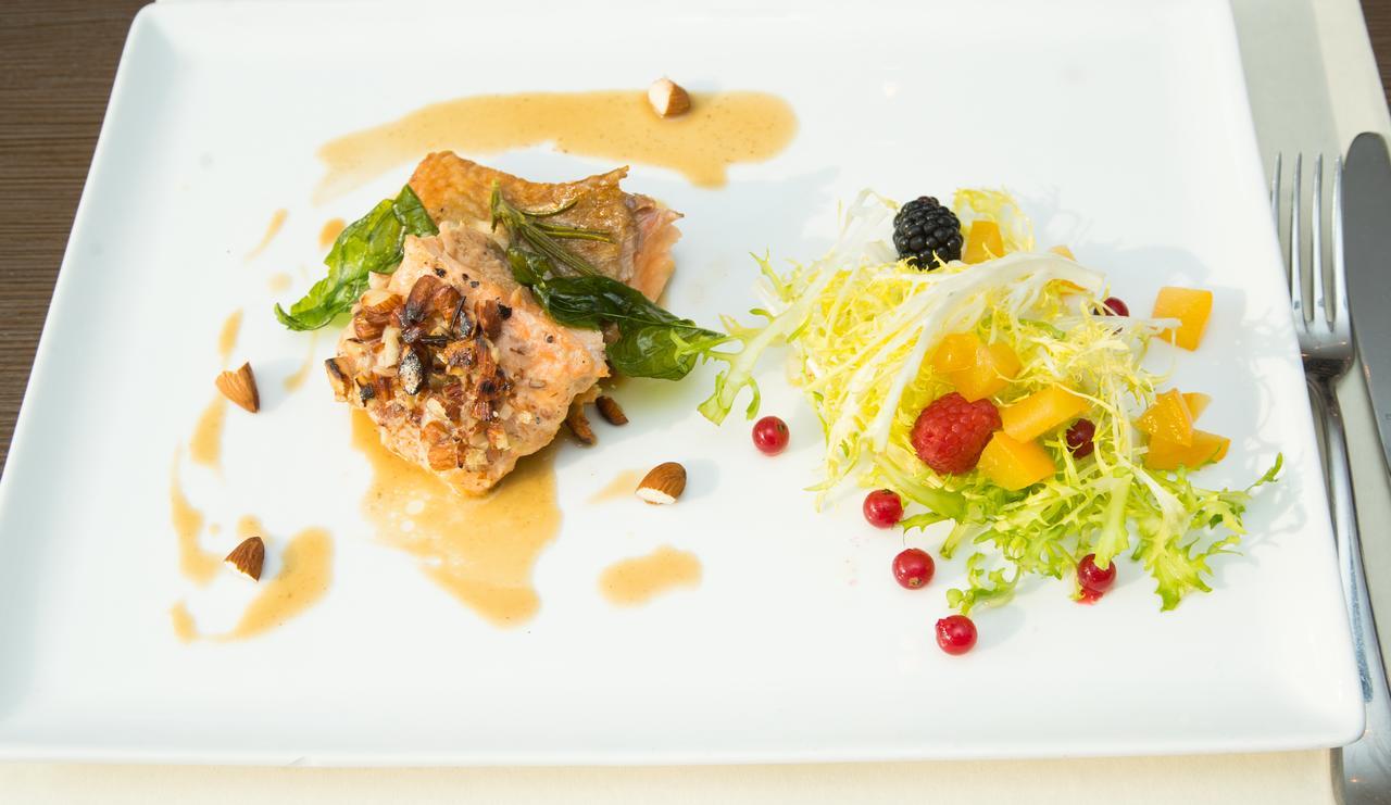 Hotel Restaurant La Piazza Valkenburg aan de Geul Ngoại thất bức ảnh