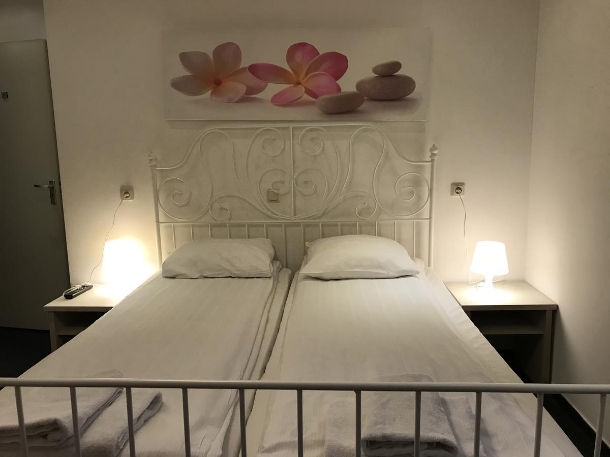 Hotel Restaurant La Piazza Valkenburg aan de Geul Ngoại thất bức ảnh