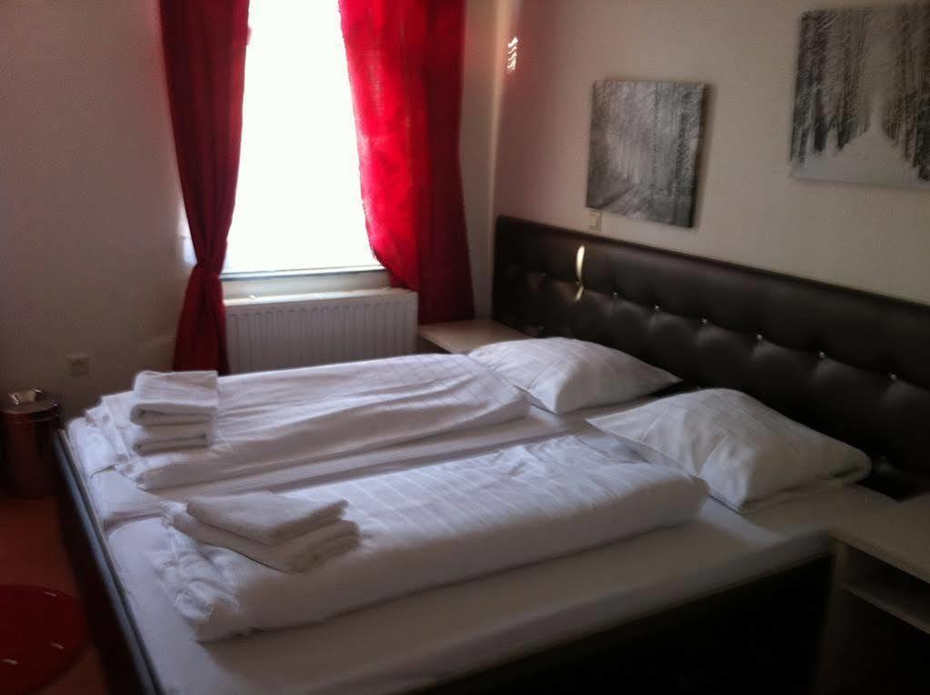 Hotel Restaurant La Piazza Valkenburg aan de Geul Ngoại thất bức ảnh